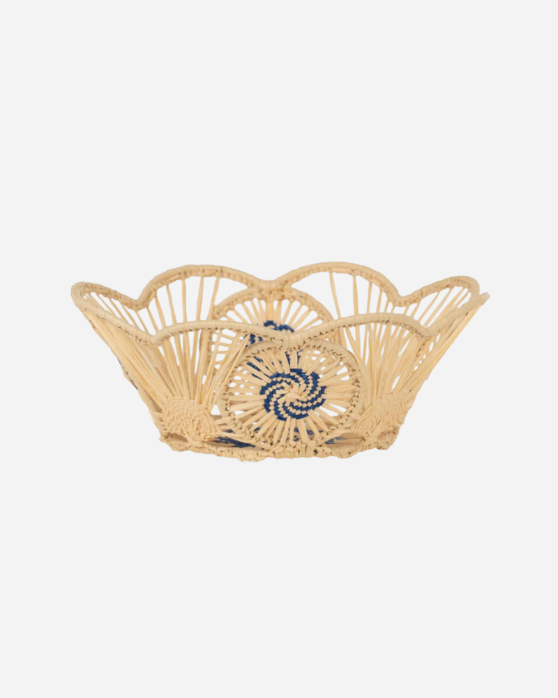 RAFFIA SCALLOPED ROUND MEDALLION BASKET, BLUE