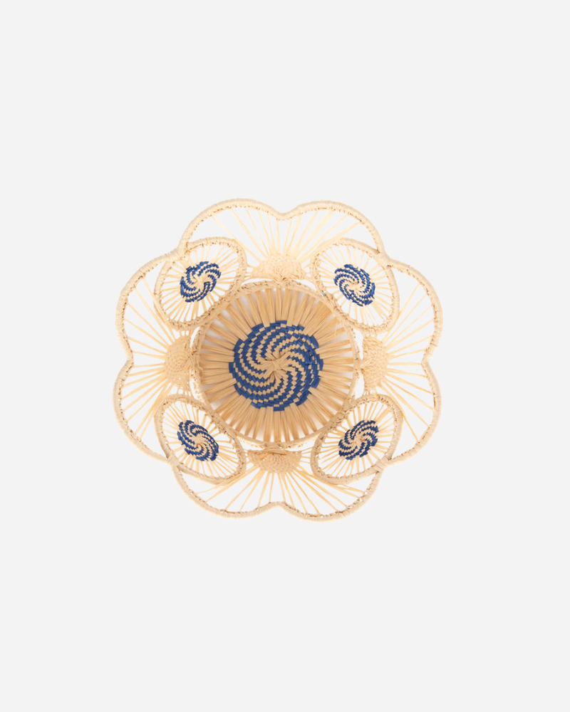 RAFFIA SCALLOPED ROUND MEDALLION BASKET, BLUE