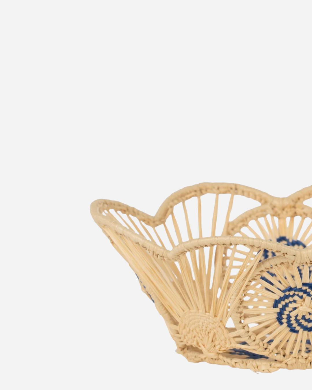 RAFFIA SCALLOPED ROUND MEDALLION BASKET, BLUE